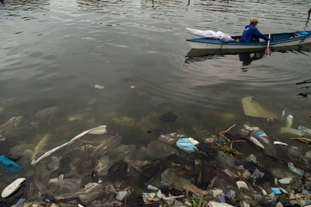 El Lago de Maracaibo, el mayor de Latinoamérica, está lleno de plástico