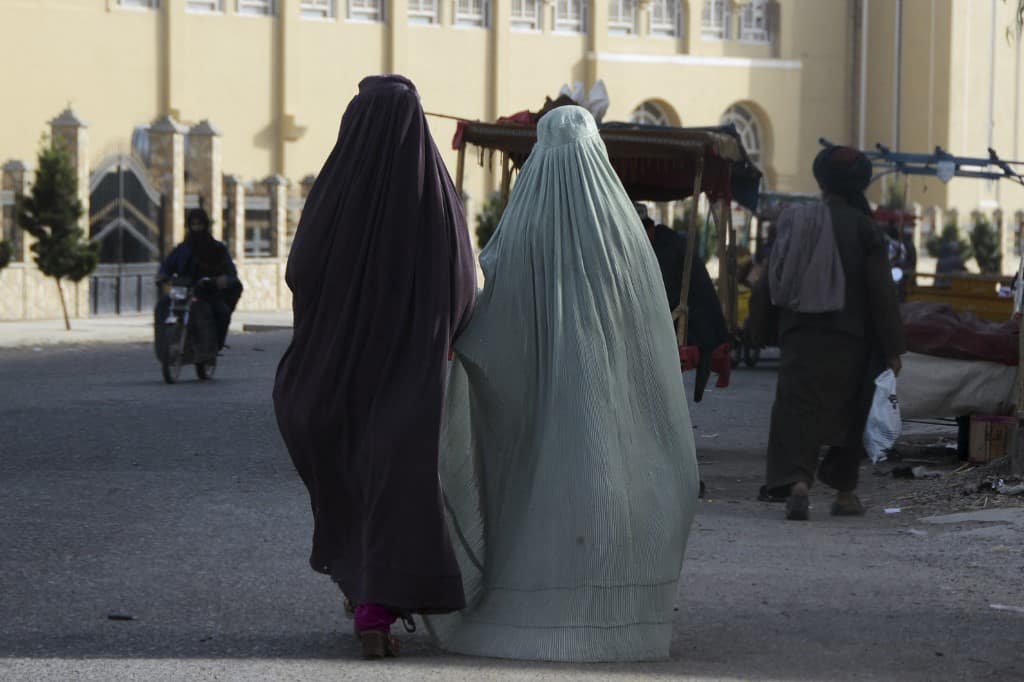 Los talibanes decretan el uso obligatorio del burka para todas las mujeres en Afganistán
