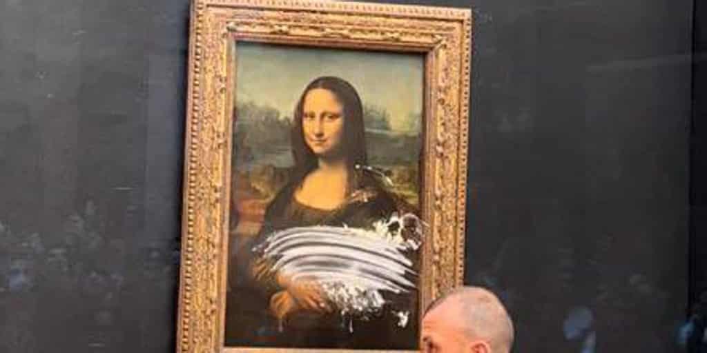 Atacaron a la Gioconda en el Museo del Louvre: un hombre disfrazado le tiró una torta