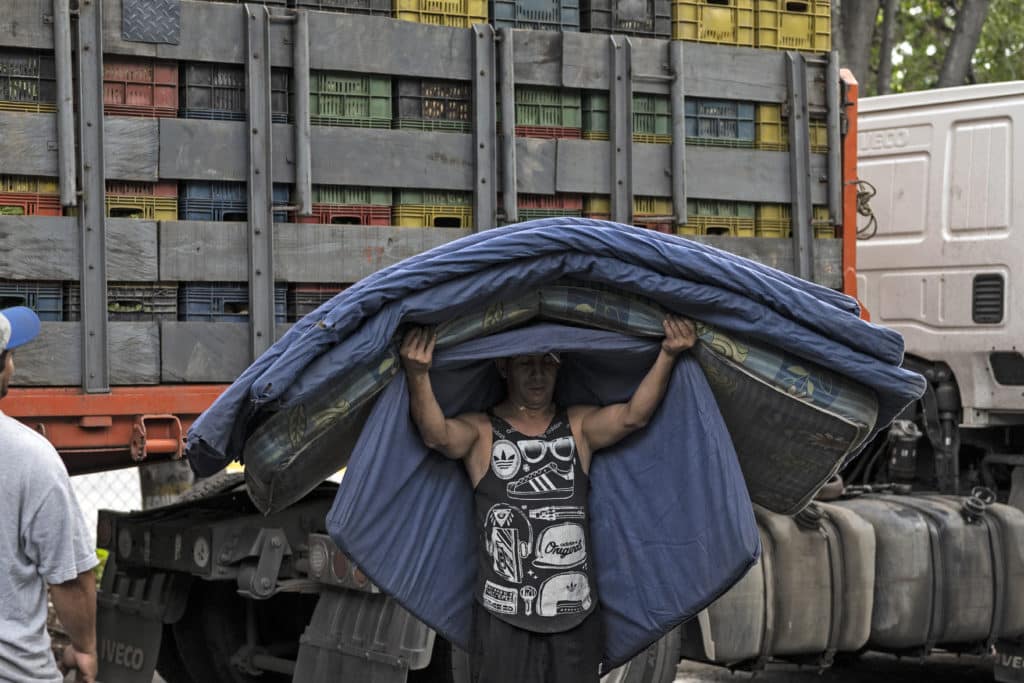 “En cada alcabala tienen que dejar un mercado”: el testimonio de los agricultores afectados por la extorsión policial en Venezuela