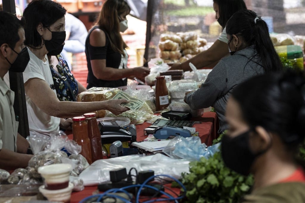 “En cada alcabala tienen que dejar un mercado”: el testimonio de los agricultores afectados por la extorsión policial en Venezuela