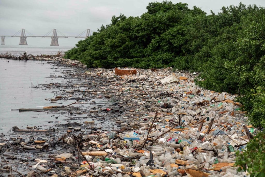 El Lago de Maracaibo, el mayor de Latinoamérica, está lleno de plástico