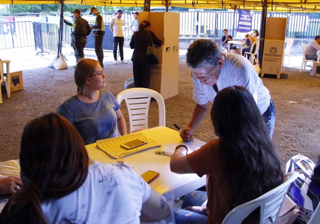 Estiman que menos de 3.000 residentes en Venezuela votaron en las elecciones presidenciales de Colombia
