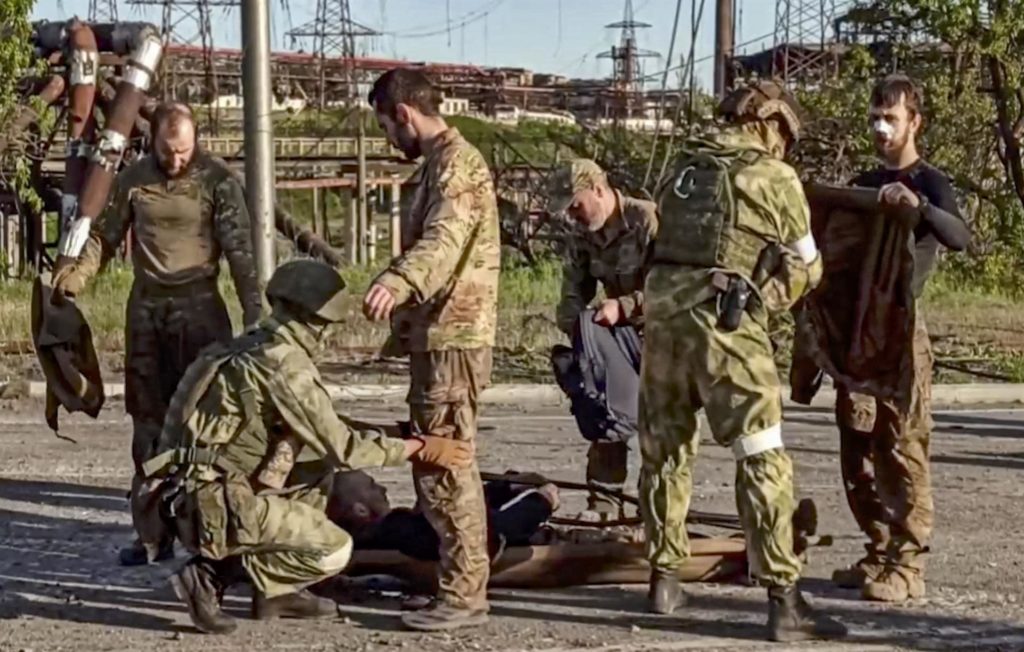 Rusia anuncia la rendición de 694 militares ucranianos en Azovstal