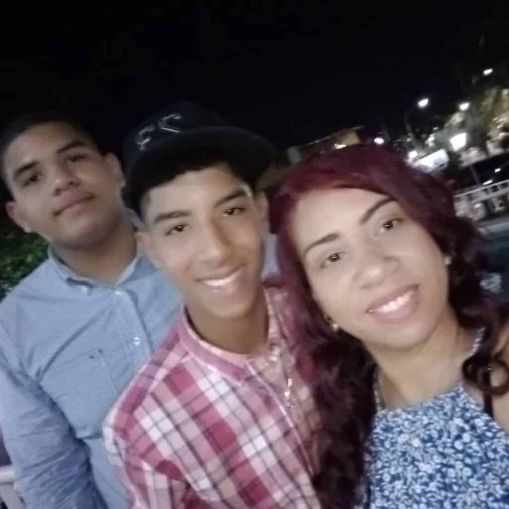 La familia que emprendió un negocio de cholas de caucho para salir adelante en Venezuela durante la pandemia