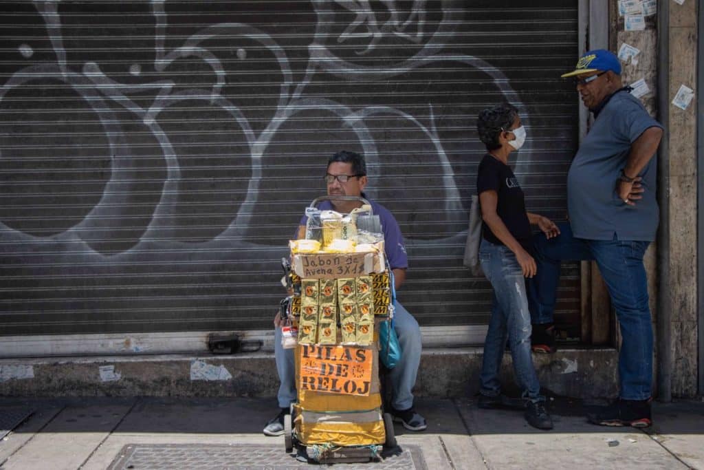 Los empleados públicos en Venezuela alternan su trabajo con la economía informal