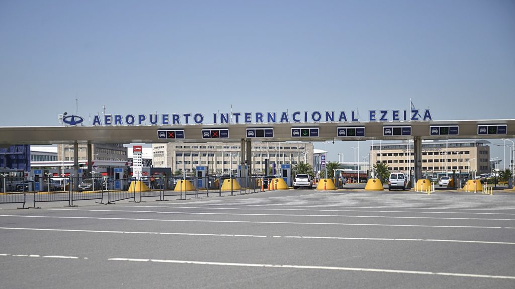 Varios venezolanos continúan varados en un aeropuerto de Argentina por la controversia con los aviones iraníes