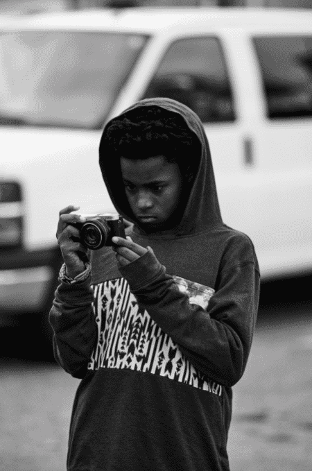 Un estudiante llamado Jamal tomando fotos en Kids Safe Zone en Baltimore en 2015. (Foto: Devin Allen)