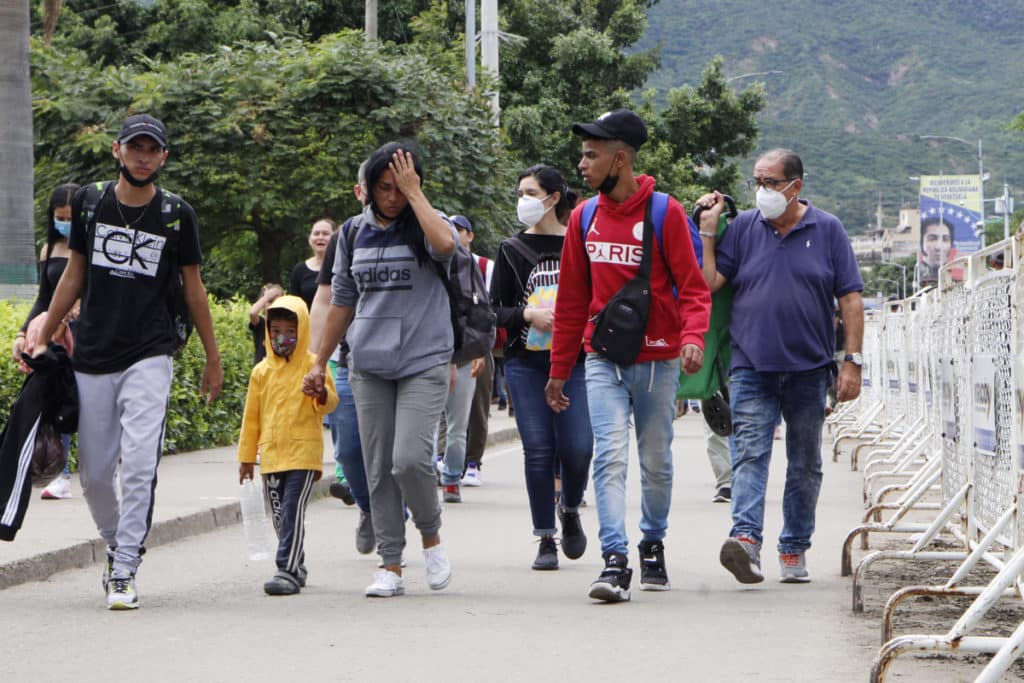 Los colombianos residentes en Venezuela comenzaron a votar en la frontera