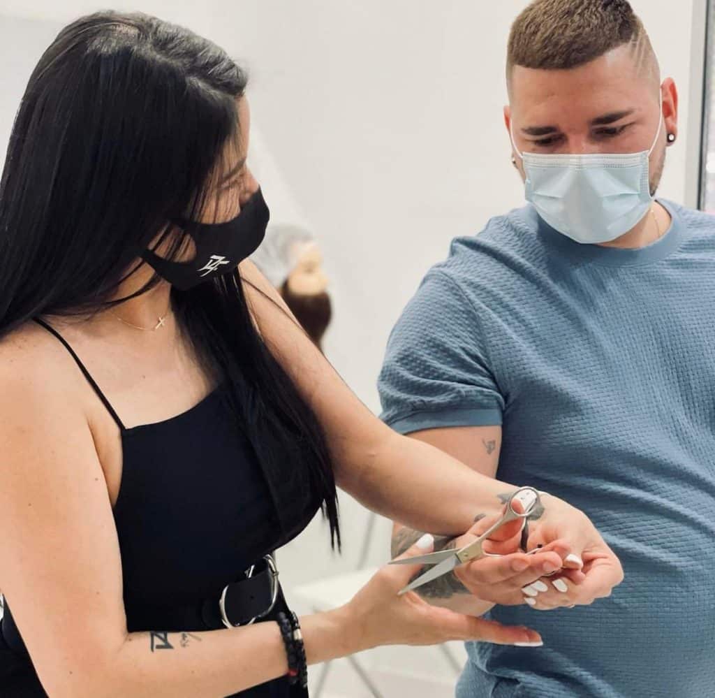 Rosy Frontado, una venezolana que triunfa con su academia de barbería en España