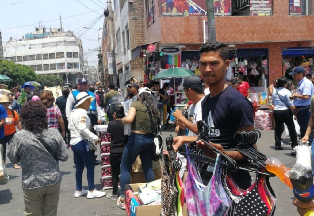 La falta de documentación obliga a casi el 80 % de los venezolanos en Lima a trabajar en la economía informal