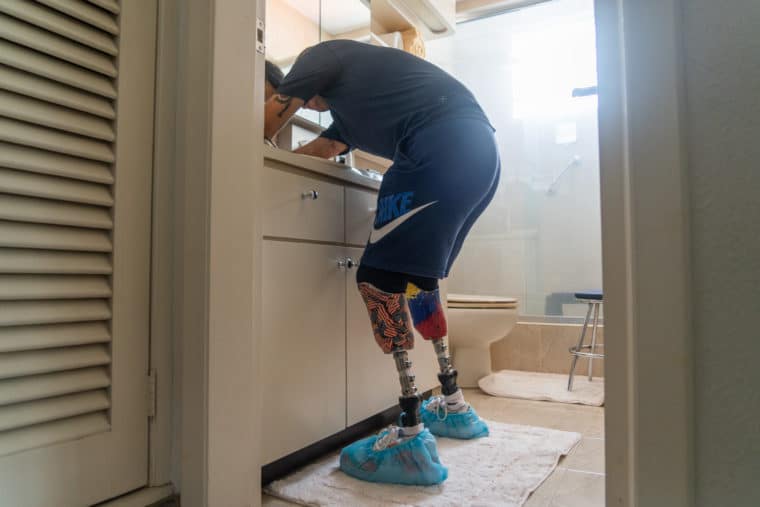 Perdió sus piernas y sus manos y ahora utiliza las redes sociales para motivar a otros