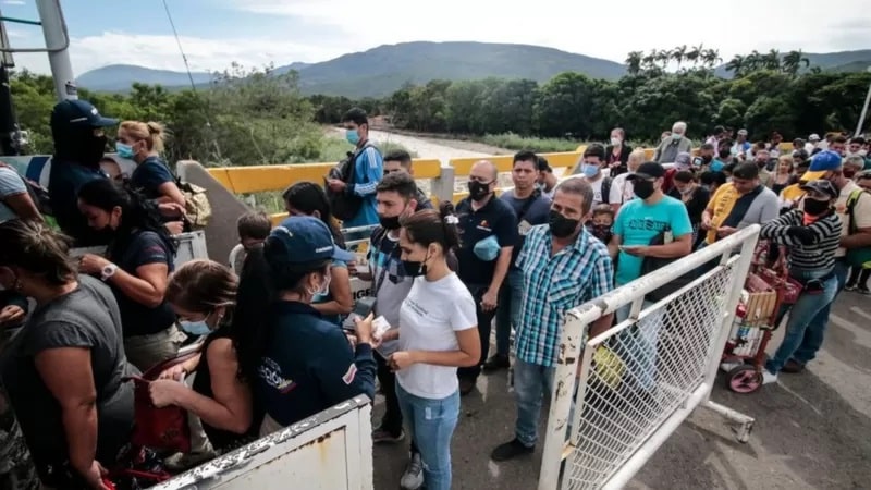 “La economía mejoró un poco y quería estar con mi familia”: los migrantes venezolanos que regresan a su país
