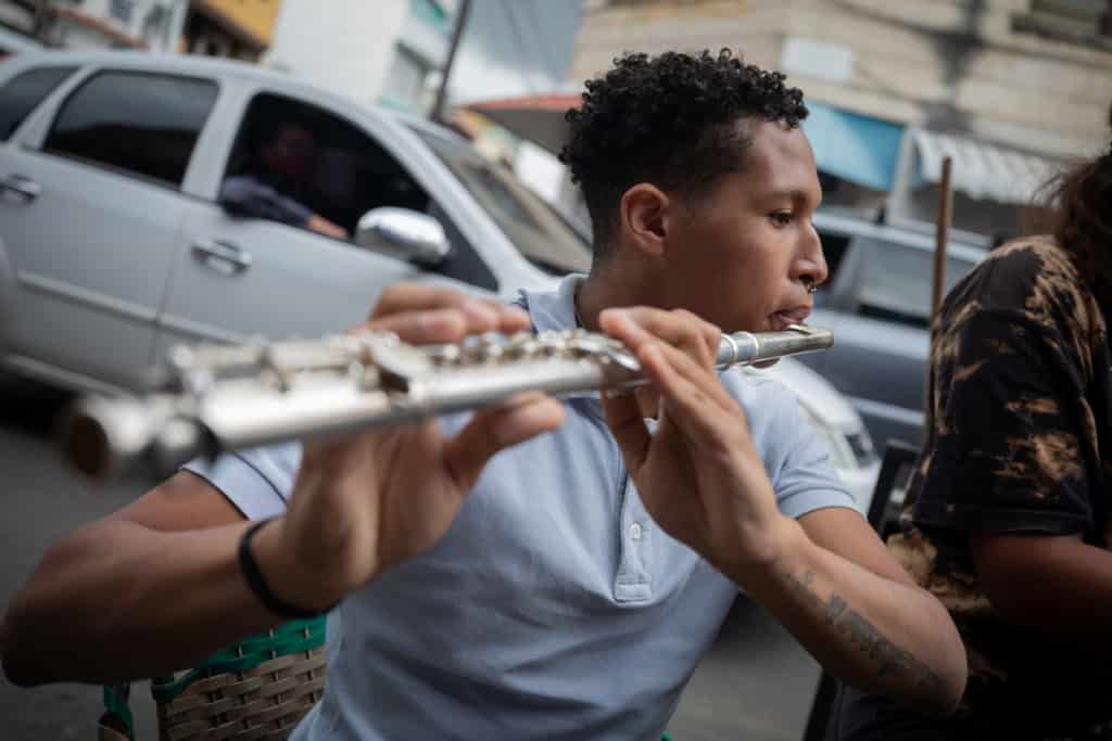 Un grupo de jóvenes de bajos recursos aprende música en las calles de Caracas
