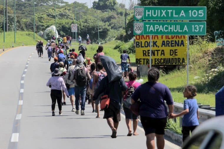 Cerca de 200 migrantes venezolanos salen en caravana desde la frontera sur de México