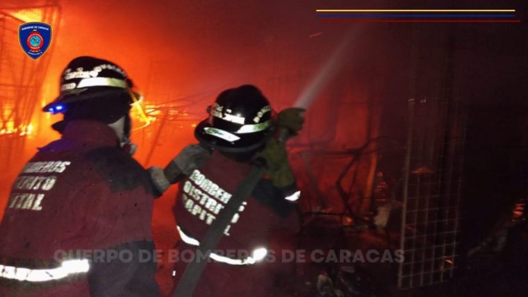 Los estragos que causó el incendio en el Mercado de los Corotos de Quinta Crespo en Caracas