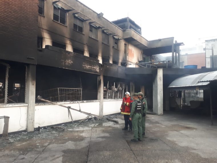 En Imágenes: los estragos que causó el incendio en el Mercado de los Corotos de Quinta Crespo en Caracas