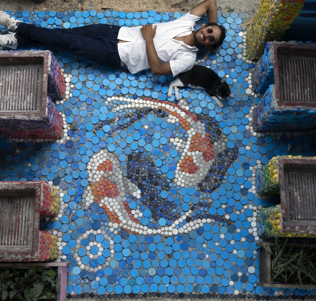 Oscar Olivares se prepara para hacer el mural de tapas de botellas más grande del mundo￼