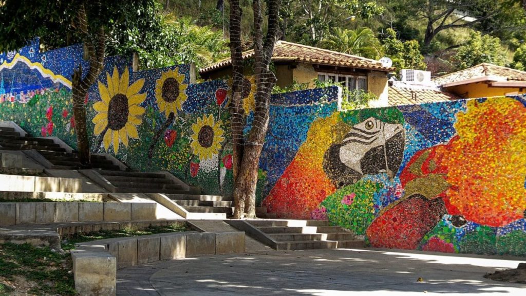 Oscar Olivares se prepara para hacer el mural de tapas de botellas más grande del mundo￼
