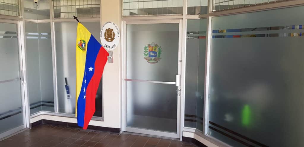 Migrantes venezolanos podrán postularse a becas de estudios y convalidar sus títulos universitarios en Costa Rica