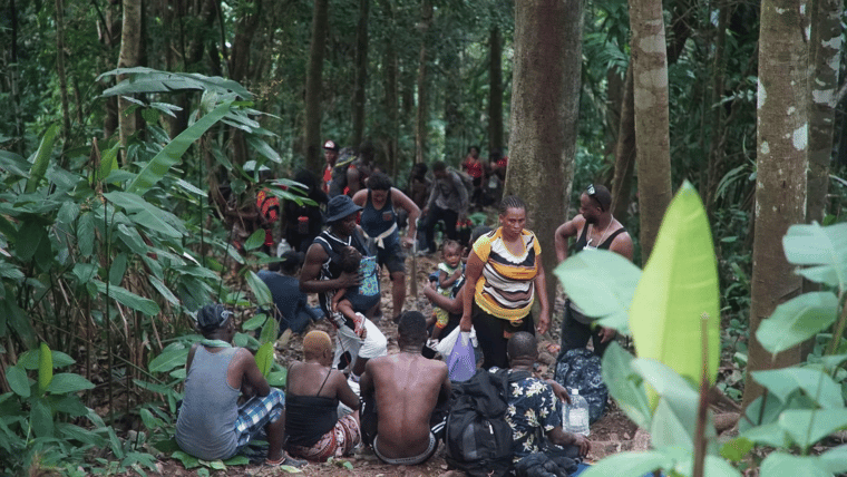 Para evitar el Darién: crearán ruta “segura” entre Colombia y Panamá para disminuir el paso de migrantes por la selva