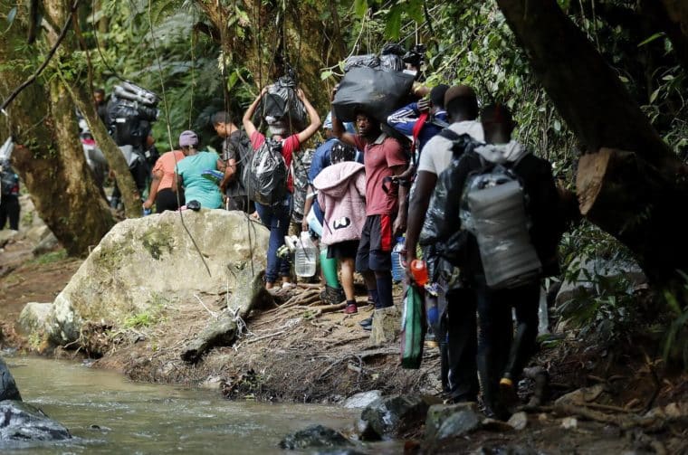 Migrantes irregulares en Panamá logran atravesar el país pese a bloqueos￼