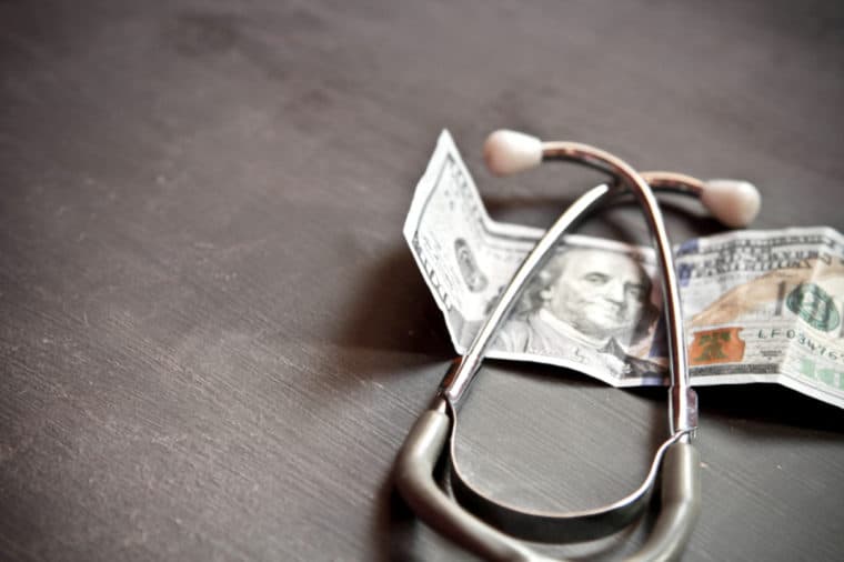 Pólizas de seguros en dólares: un servicio necesario ante el deterioro del sistema de salud público
