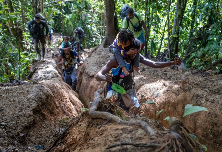 Para evitar el Darién: crearán ruta “segura” entre Colombia y Panamá para disminuir el paso de migrantes por la selva
