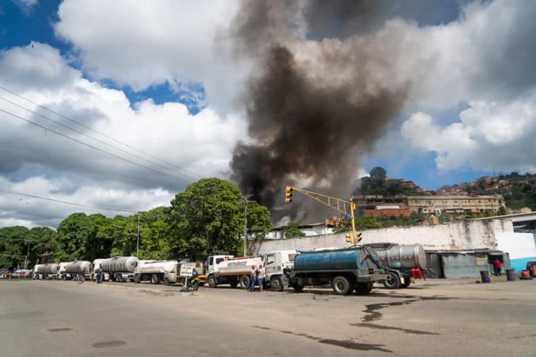 Incendio Seguro Social IVSS Carapita galpones depósitos insumos hemodiálisis diálisis peritoneal La Yaguara Antimano Ministerio de Salud Zona Industrial bomberos protección civil paramédicos llamas camión cisterna de agua