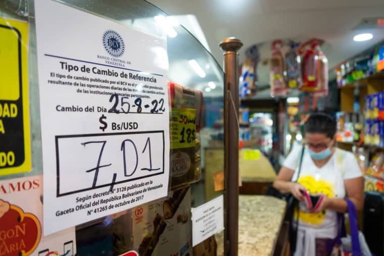 Comida comerciantes comercios clientes compradores Caracas precios huevos proteina víveres bultos canasta básica alimentaria BCV dólar paralelo