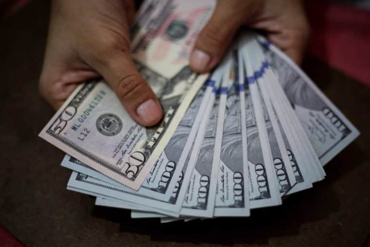 El bolívar se devaluó un 10 % frente al dólar en un solo día