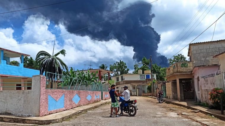 Cuba: el grave incendio industrial llegó a un tercer depósito de combustible