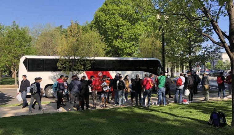 Envíos de migrantes en autobuses: la medida republicana que aflora la pugna política en Estados Unidos