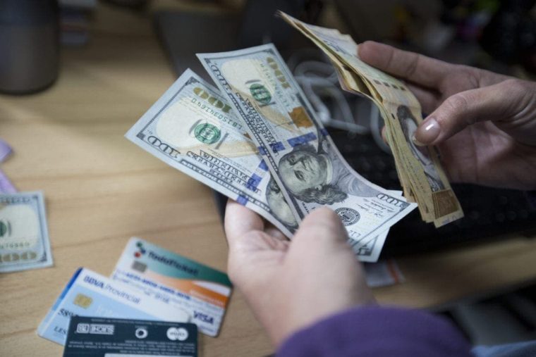 Usuarios denuncian que los bancos nacionales no están ofertando dólares