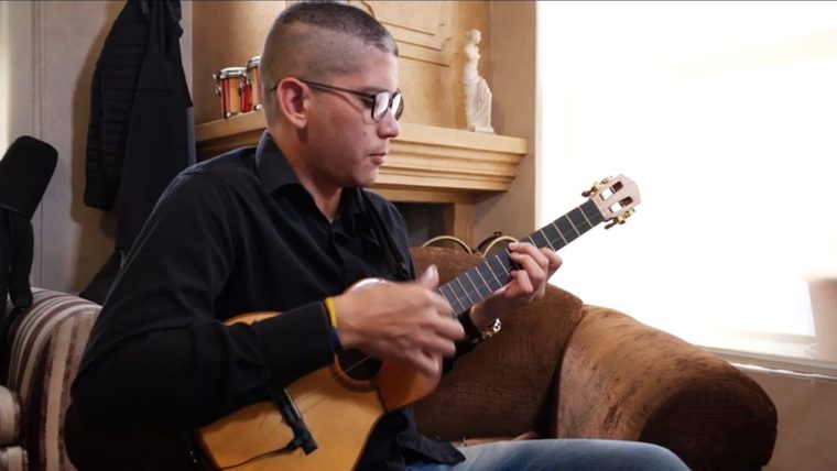 Los músicos venezolanos que comparten los ritmos de su identidad en Ecuador