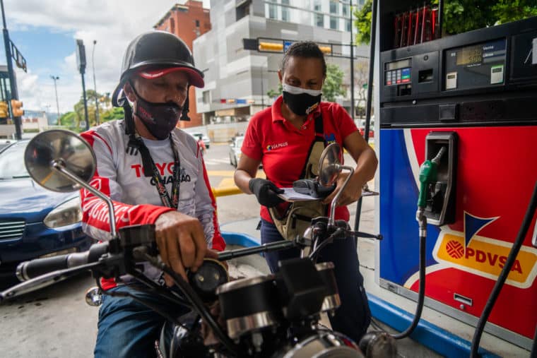 Moto mototaxi taxi estación de servicio gasolinera gasolina precios PDV PDVSA combustible Caracas mujer bomba de gasolina servicio El Diario Jose Daniel Ramos
