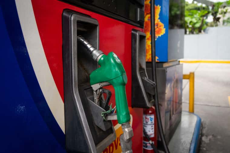Estación de servicio gasolinera gasolina precios PDV PDVSA combustible Caracas mujer bomba de gasolina servicio El Diario Jose Daniel Ramos