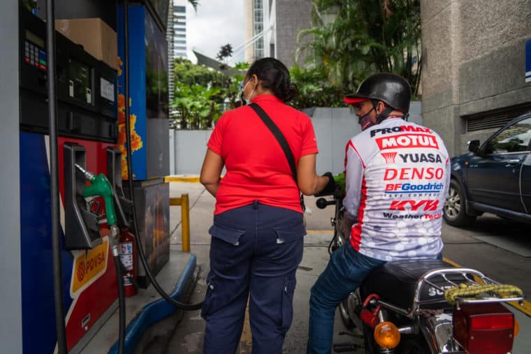 Moto mototaxi taxi estación de servicio gasolinera gasolina precios PDV PDVSA combustible Caracas mujer bomba de gasolina servicio El Diario Jose Daniel Ramos