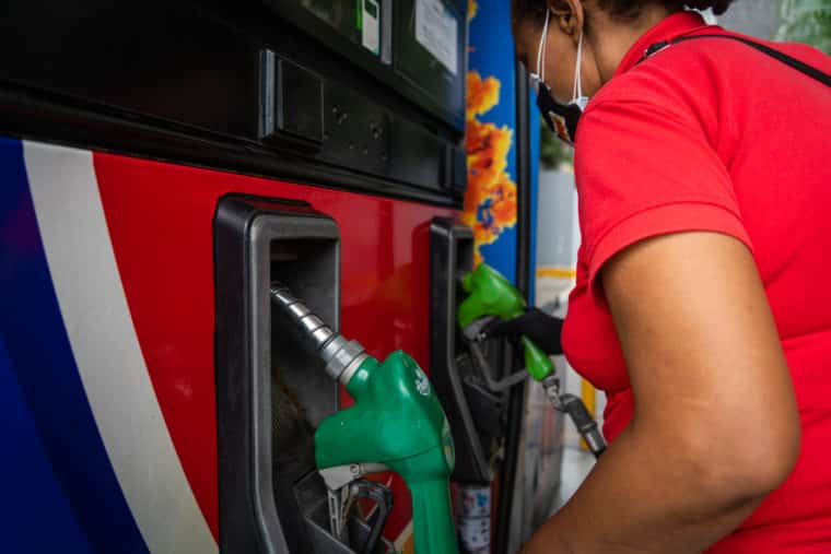 cronograma distribución de gasolina Estación de servicio gasolinera gasolina precios PDV PDVSA combustible Caracas mujer bomba de gasolina servicio El Diario Jose Daniel Ramos