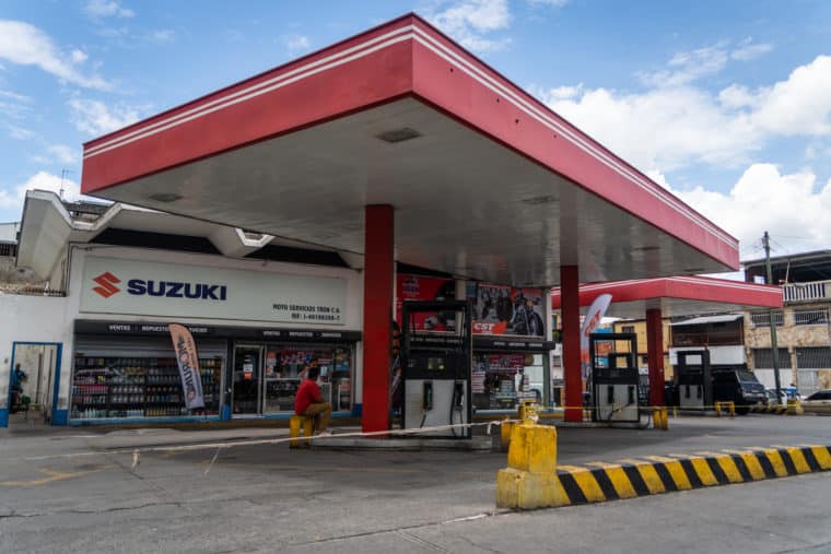 Estación de servicio gasolinera gasolina precios PDV PDVSA combustible Caracas mujer bomba de gasolina servicio El Diario Jose Daniel Ramos