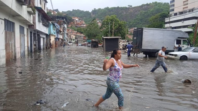 120 familias resultaron afectadas por el desbordamiento del río Guaire en Caracas