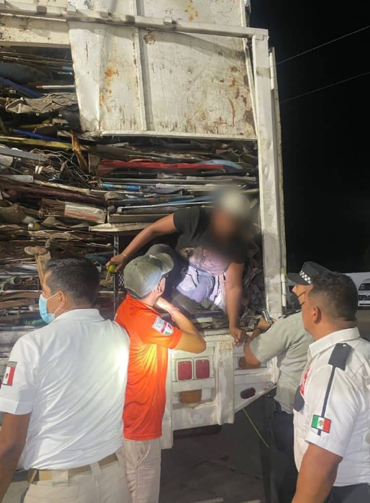 Autoridades de México hallaron a 20 migrantes venezolanos hacinados en el compartimiento de un camión 