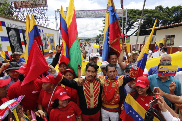 Cientos de personas se concentraron de ambos lados de la frontera entre Colombia y Venezuela para festejar