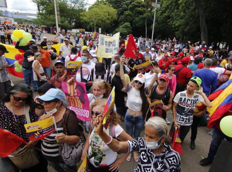 Cientos de personas se concentraron de ambos lados de la frontera entre Colombia y Venezuela para festejar