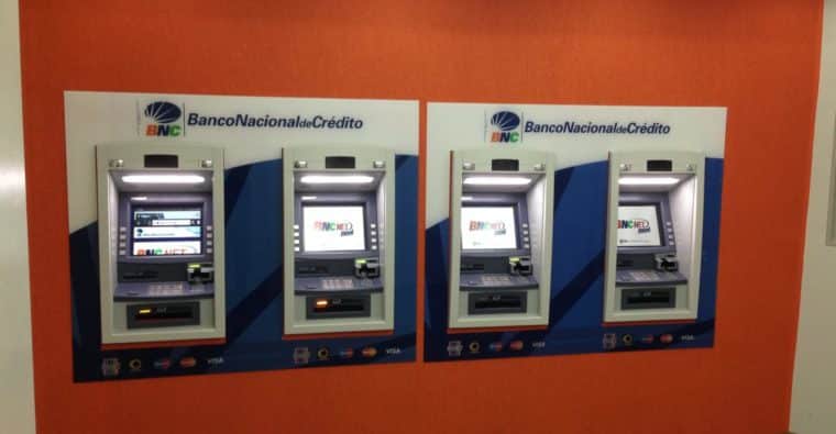 Banco Mercantil aumentó el límite de retiro en cajeros automáticos