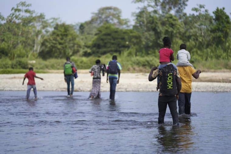 Dos venezolanos murieron al ser arrastrados por un río que limita con la selva del Darién