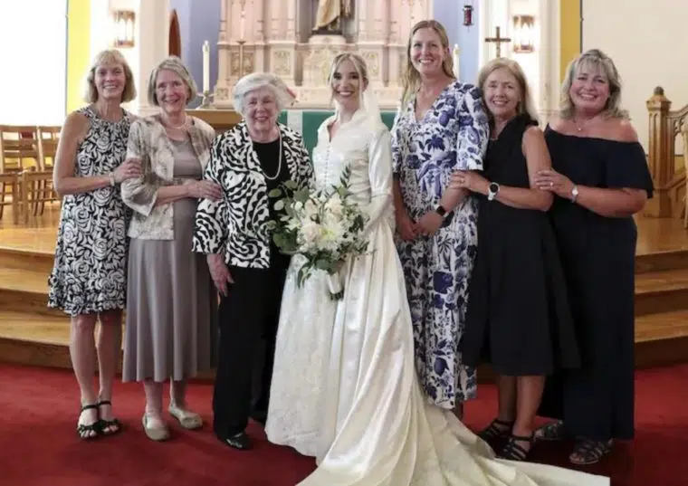 1 vestido, 8 bodas: las novias de esta familia han usado el mismo vestido  durante 72