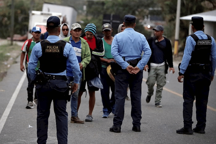 Detuvieron en Honduras coyote que trasladaba a 15 migrantes venezolanos en una camioneta 
