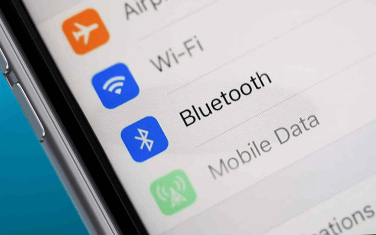 ¿Por qué es riesgoso dejar encendido por mucho tiempo el Bluetooth en el teléfono?