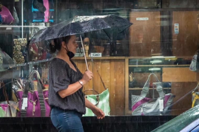 Precipitaciones tiempo lluvias ciudadanos bajo la lluvia Caracas El Diario Jose Daniel Ramos